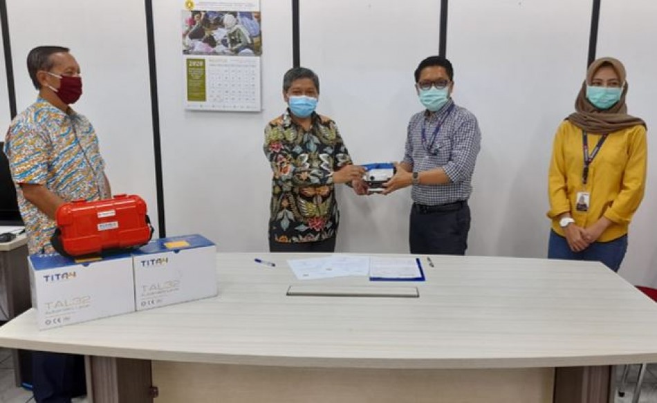 Dekan menerima penyerahan sumbangan peralatan dari PT. Geotronix Indonesia